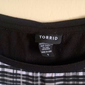 Torrid size 4 white/gray/black plaid shirt